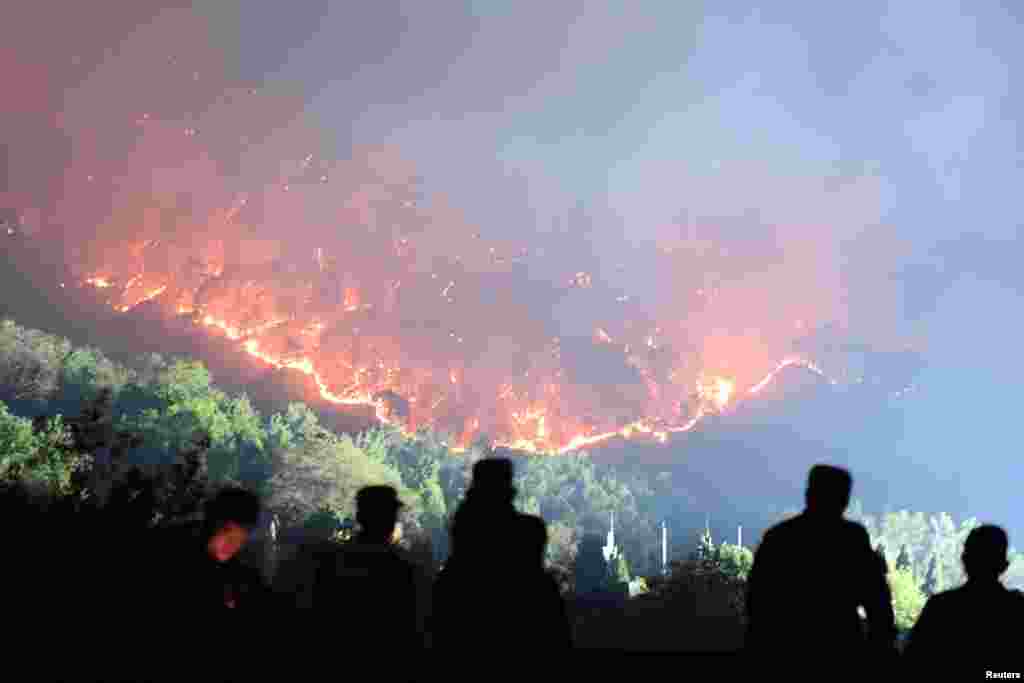 Firefighters extinguish a forest fire that started near Xichang in Liangshan Yi Autonomous Prefecture of Sichuan province, China, March 31, 2020.