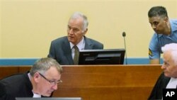 Trong ngày đầu tiên của phiên xử về tội ác chiến tranh tại La Haye, ông Mladic đã chế nhạo gia đình các nạn nhân.
