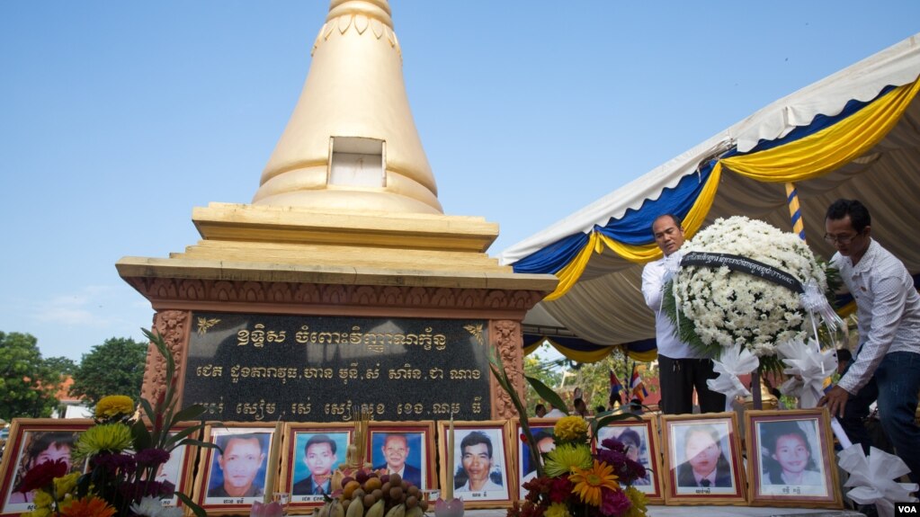 រូបឯកសារ៖ ពិធីបង្សុកូលនៅស្តូបក្នុងសួនច្បារវត្តបុទុមវត្តី ដើម្បីឧទ្ទិសកុសលជូនដល់វិញ្ញាណកន្ធអ្នកបាត់បង់ជីវិតក្នុងការវាយប្រហារដោយការគប់គ្រាប់បែកឆ្នាំ១៩៩៧ ក្នុងរាជធានីភ្នំពេញ កាលពីថ្ងៃទី៣០ ខែមីនា ឆ្នាំ២០១៧។ (ហ៊ាន សុជាតា/វីអូអេ)