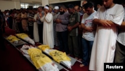 21일 가자지구의 한 이슬람 회당에서 이스라엘의 공습으로 사망한 주민들의 장례식을 진행하고 있다..