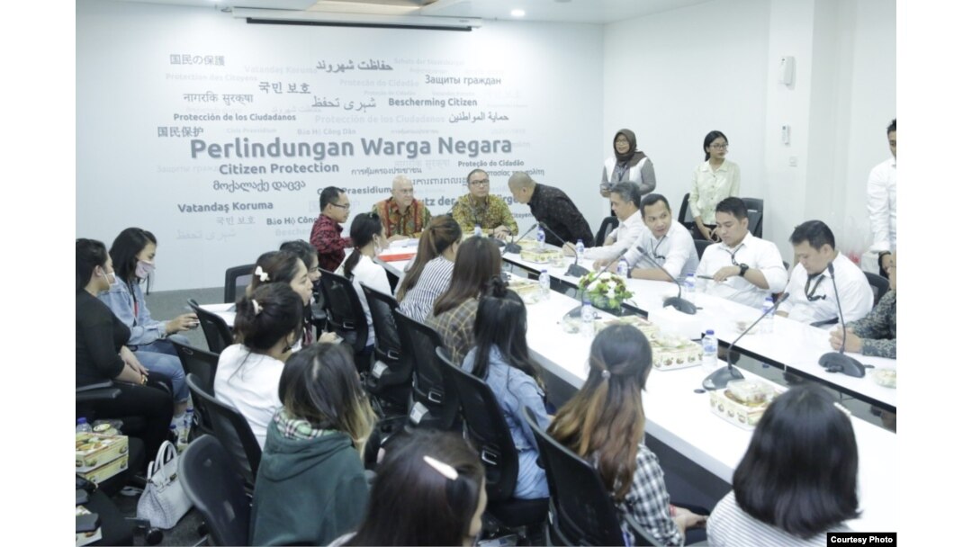 Empat belas warga Indonesia yang menjadi korban pengantin pesanan dari China di Kementerian Luar Negeri, Senin, 2 September 2019. (Foto: Biro pers Kementerian Luar Negeri)