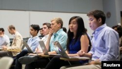 Para pelajar Universitas Stanford di California, mengikuti kelas kewirausahaan, 11 Maret 2014. (Foto: Reuters)