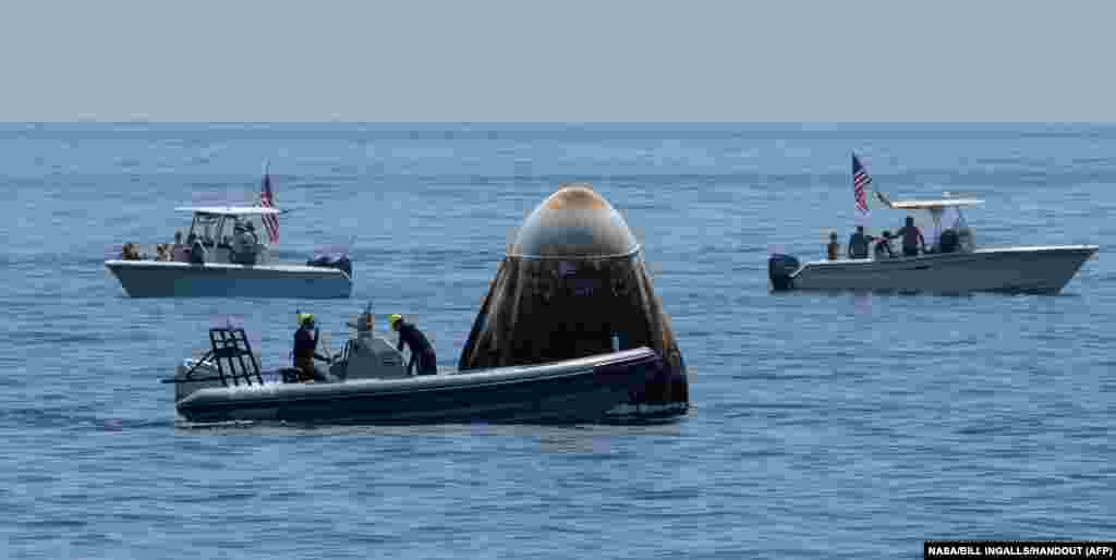 سمندر میں ان کی مدد کے لیے 40 سے زیادہ افراد پر مشتمل&nbsp;عملہ موجود تھا&nbsp;جن میں ڈاکٹر اور نرسیں بھی شامل تھیں تاکہ وہ خلابازوں کی زمین پر واپسی پر ان کا طبی معائنہ کر سکیں۔ 