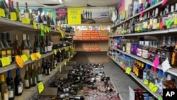 Restos de botellas rotas en un pasillo de E&J Liquors tras un sismo de magnitud 7.0, el 5 de diciembre de 2024, en Rio Dell, California. (Savana Robinson via AP).