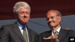 2007-ма: Почитуван меѓу демократите: Џорџ Мекгаверн со претседателот Бил Клинтон