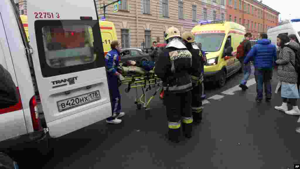 Les secouristent évacuent une autre victime Saint-Pétersbourg, Russie, le 3 avril 2017.&nbsp;