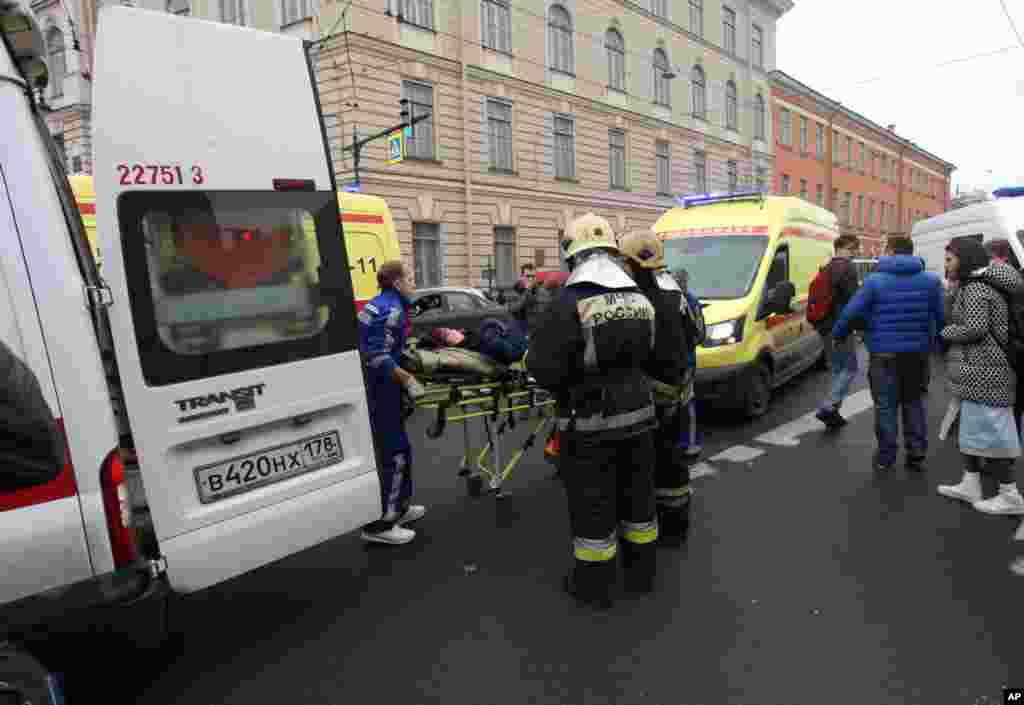 Pessoas sendo transportadas pelas equipas de socorro, na sequência de uma explosão no metro, na estação de Tekhnologichesky Institut em São Petersburgo, Russia, Abril 3, 2017.&nbsp;