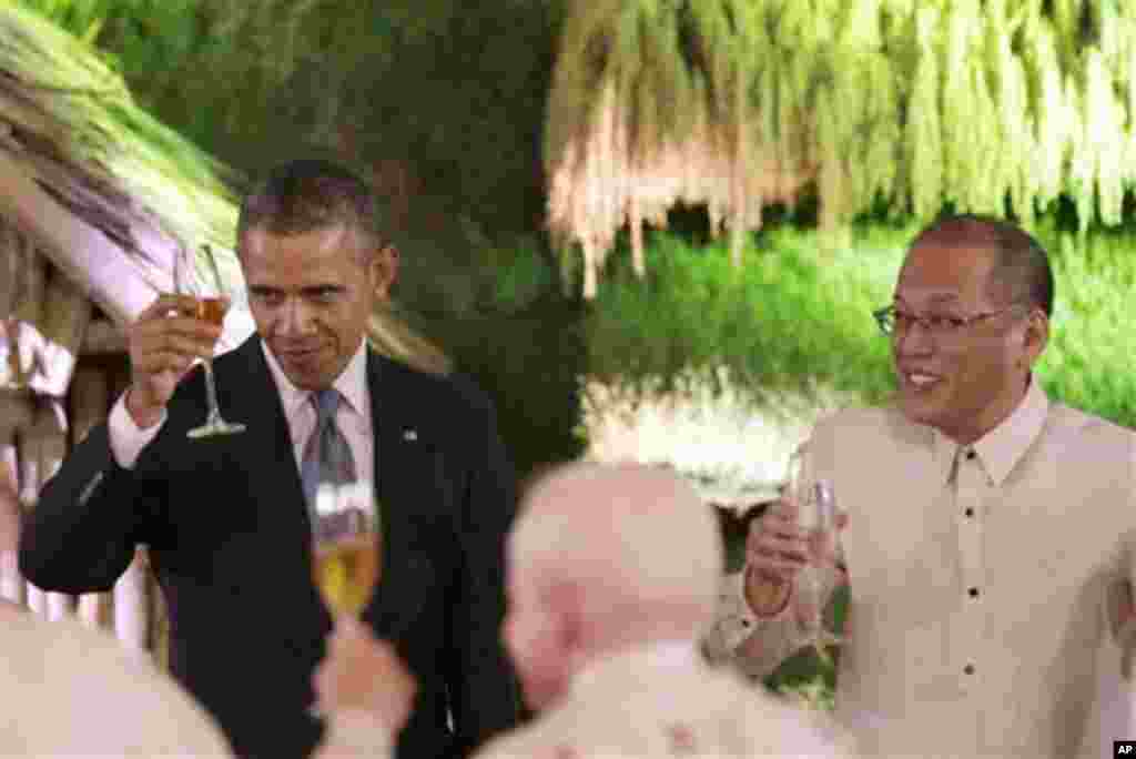 U.S. President Barack Obama, left, and Philippine President Benigno Aquino III raise glasses for a toast during a state dinner at Malacanang Palace in Manila, Philippines, Monday, April 28, 2014. This is the last leg of president Obama's four-nation tour.