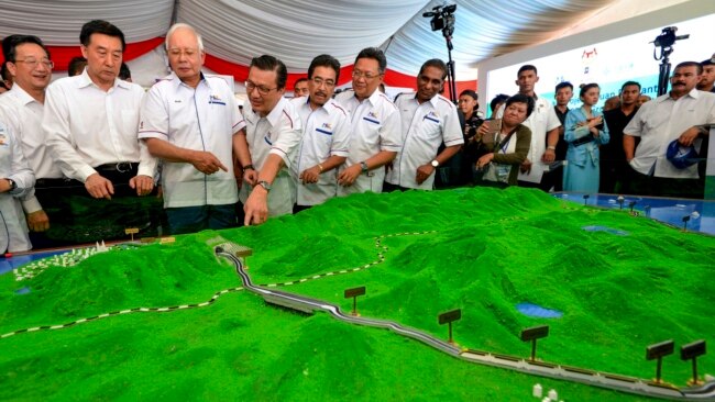 马来西亚前总理纳吉布(左三)和中国官员讨论东铁项目(2017年9月8日 资料照片)
