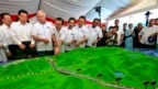 Tư liệu - Cựu Thủ tướng Malaysia Najib Razak (thứ ba từ trái) xem mô hình dự án ECRL ở Kuantan, bờ đông Malaysia, ngày 8 tháng 9, 2017