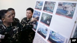 지난 4월 필리핀 마닐라 북부 군 기지에서 그레고리고 피오 카타팡 필리핀 군참모총장이 남중국해 영유권 분쟁 도서에서 중국의 활동을 찍은 사진을 공개하고 있다.