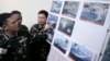 지난 20일 필리핀 마닐라 북부 군 기지에서 그레고리고 피오 카타팡 필리핀 군참모총장이 남중국해 영유권 분쟁 도서에서 중국의 활동을 찍은 사진을 공개하고 있다.