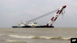 Pihak berwenang Bangladesh berusaha mengangkat kapal feri yang tenggelam di sungai Padma (5/8).