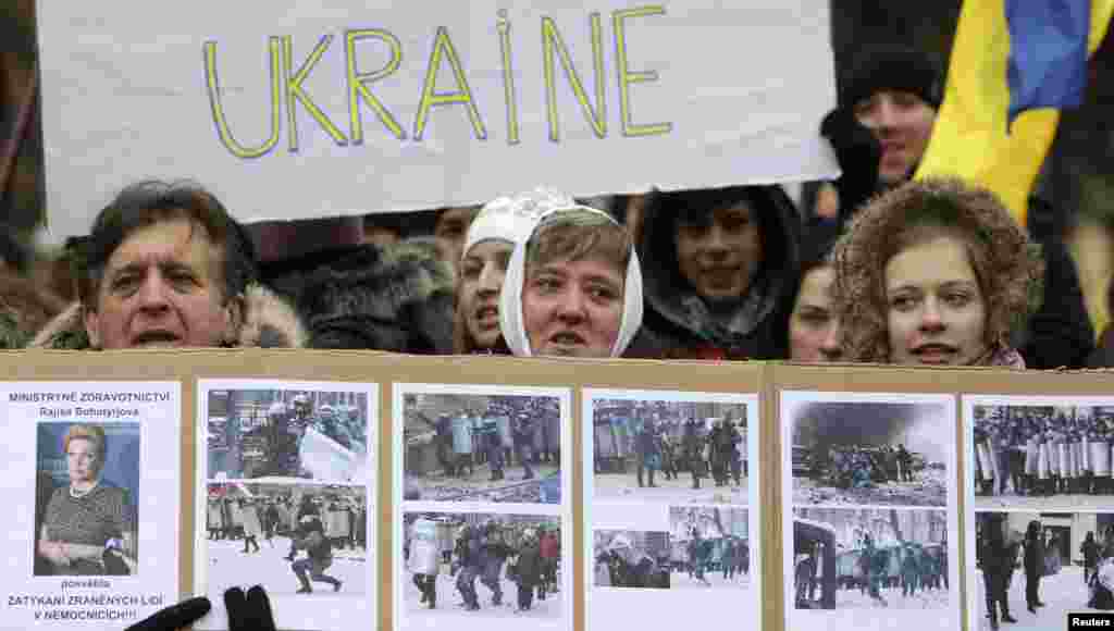 Demonstrators hold banners and shout slogans during a rally in support of Ukraine&#39;s pro-European integration at the Old Town Square, Prague, Czech Republic, Jan. 26, 2014.&nbsp;