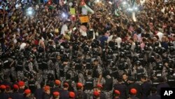 Des manifestants devant le bureau du Premier ministre à Amman, en Jordanie, le 7 juin 2018