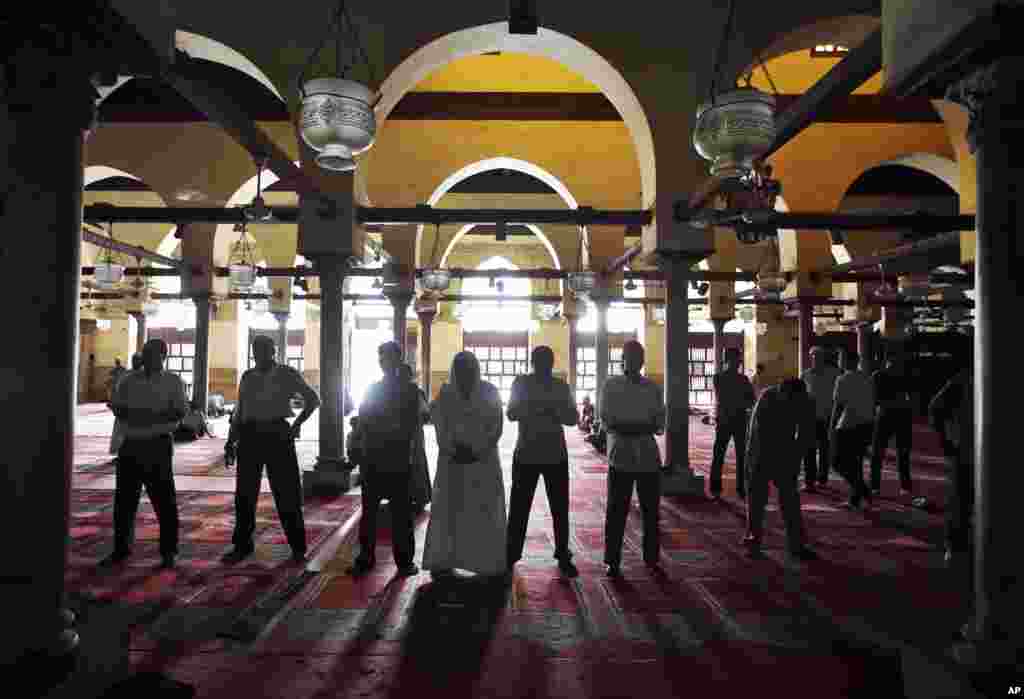Egyptian men attend afternoon prayers at al-Azhar mosque during the Muslim holy month of Ramadan in Cairo, July 14, 2013.