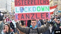 Austria နိုင်ငံမှာ ကိုဗစ် တကျော့ပြန်ကူးစက်မှုကြောင့် အသွားအလာကန့်သတ်လိုက်တာကို မကျေနပ်သူများ။ (နိုဝင်ဘာ ၂၂၊ ၂၀၂၁)