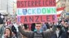 Ribuan warga menentang kebijakan lockdown untuk mengekang penyebaran COVID-19 dalam aksi di Wina, Austria (20/11), di tengah lonjakan kasus di negara-negara Eropa. 