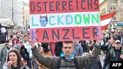 Ribuan warga menentang kebijakan lockdown untuk mengekang penyebaran COVID-19 dalam aksi di Wina, Austria (20/11), di tengah lonjakan kasus di negara-negara Eropa. 