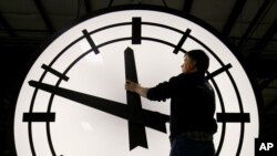 Los relojes se tendrán que adelantar una hora. Los días durante esta época durarán 23 horas. Otros 86 países en el mundo adoptan la misma medida.