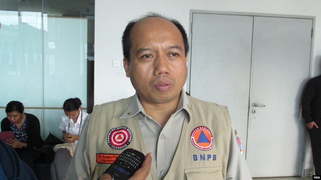 Kepala Pusat Data Informasi dan Humas BNPB Sutopo Purwo Nugroho dalam konferensi pers perkembangan gempa Aceh di kantor BNPB Jakarta (7/12). (VOA/Andylala Waluyo)