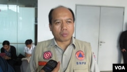 Kepala Pusat Data Informasi dan Humas BNPB Sutopo Purwo Nugroho dalam konferensi pers perkembangan gempa Aceh di kantor BNPB Jakarta (7/12). (VOA/Andylala Waluyo)