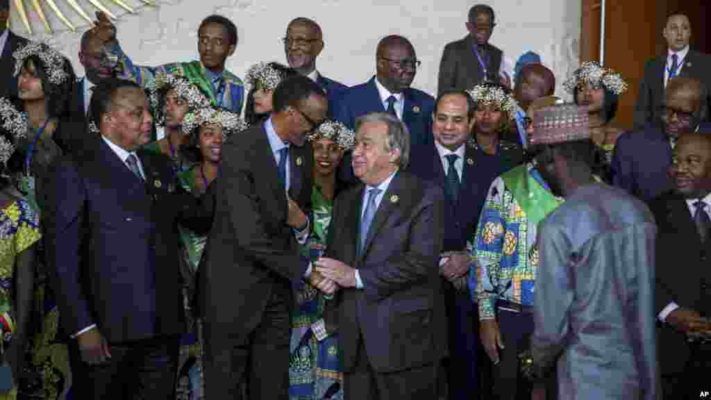 Le Secrétaire général des Nations Unies, Antonio Guterres, serre la main du président rwandais Paul Kagame lors de la 28ème Session ordinaire de l'Assemblée de l'Union africaine, à Addis-Abeba, Ethiopie, le 30 janvier 2017.