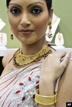 Model displays newly launched gold jewelry on the eve of Hindu festival ‘Dhanteras’ in Calcutta, India (file photo)