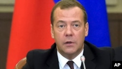 Perdana Menteri Rusia Dmitry Medvedev berbicara dalam pertemuan Serikat Ekonomi Eropa di Sochi (12/8). 