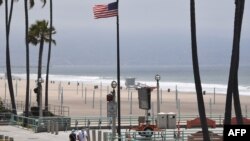 Los Angeles'taki Manhattan Plajı, eyaletlerdeki diğer plajlar gibi Bağımsızlık Günü kutlamalarının yapıldığı 4 Temmuz'da halka kapatılmıştı.