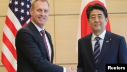 패트릭 섀너핸 미국 국방장관 대행이 4일 도쿄에서 아베 신조 일본 총리와 면담했다.