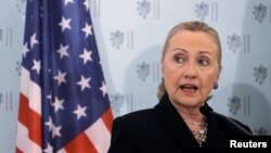 La secretaria de Estado Hillary Clinton habla durante una conferencia de prensa en Praga, donde advirtió a siria no utilizar armas químicas en el conflicto interno.