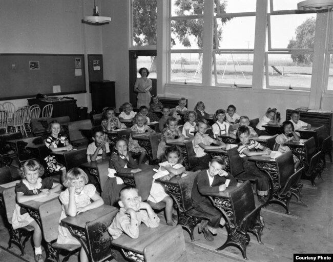 Bên trong một lớp học ở Bolsa School, năm 1947. Hình courtesy Orange County Archives.