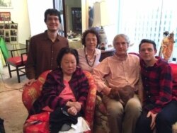 Paul Sikivie (右) 与父亲Pierre Sikivie、母亲Cynthia Chennault、弟弟Michael、外祖母陈香梅在陈香梅生前位于华盛顿水门饭店的寓所。(照片来源: Cynthia L. Chennault)