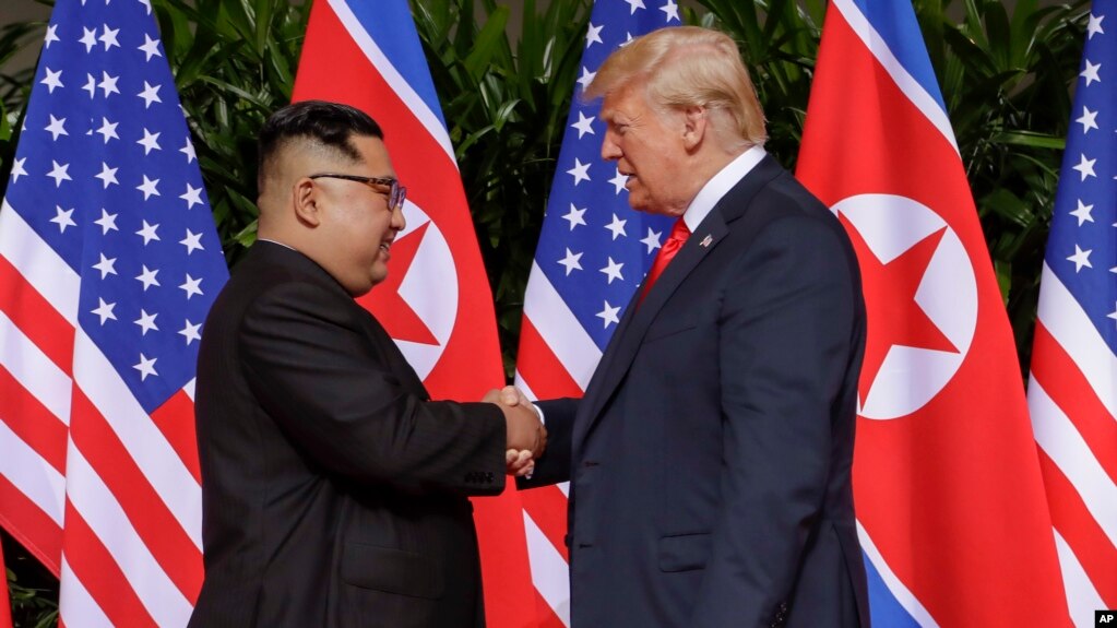 Tổng thống Mỹ Donald Trump bắt tay với lãnh tụ Triều Tiên Kim Jong Un tại khu resort Capella trên đảo Sentosa, Singapore, ngày 12 tháng 6, 2018.