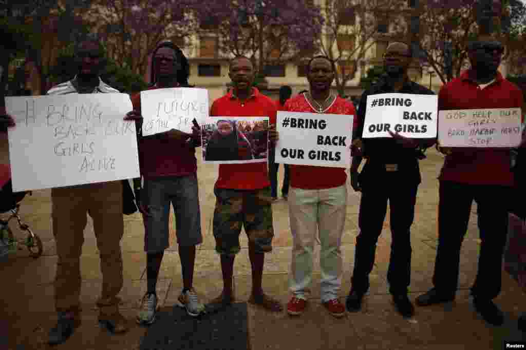 Nigerians take part in a protest, called by Malaga&#39;s Nigerian women Association, for the release of the abducted schoolgirls, at La Merced square in Malaga, southern Spain May 13, 2014.&nbsp;