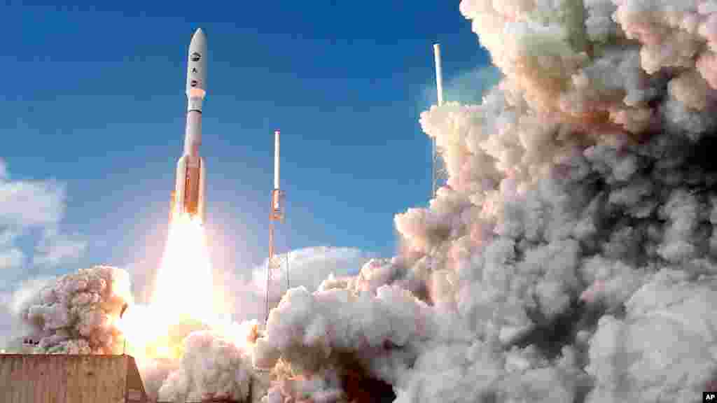 An Atlas V rocket that is to carry the New Horizons spacecraft on a mission to the planet Pluto lifts off from launch pad 41 at the Cape Canaveral Air Force Station in Cape Canaveral, Florida.