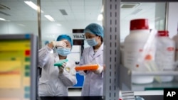 Nhân viên làm việc trong một phòng thí nghiệm tại Bắc Kinh về Công nghệ Sinh học Ứng dụng chế tạo bộ xét nghiệm COVID-19 (ảnh chụp ngày 14/5/2020) 