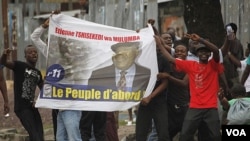 Para pendukung Etienne Tshisekedi meneriakkan dukungan bagi pemimpin oposisi itu di Kinshasa (23/12).