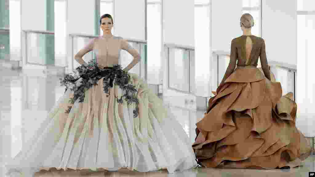 Des modèles portent de nouvelles créations au cours de la présentation prin temps-été de la collection de la mode Stephane Rolland&#39;s Haute Couture à Paris, France.