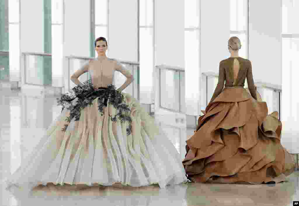 นางแบบสวมใส่ชุดคอลเลกชั่นใหม่ล่าสุดของเวที Stephane Rolland โอตกูตูร์ (Stephane Rolland&#39;s Haute Couture)คอลเลกชั่นเสื้อผ้าชั้นสูงประจำฤดูใบไม้ผลิและฤดูร้อน 2015 กรุงปารีส ฝรั่งเศส &nbsp;