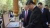 Presiden Rusia Vladimir Putin (Kiri) dan Presiden China Xi Jinping (kanan) melihat es krim sebelum mengikuti pertemuan di Conference on Interaction and Confidence Building Measures di Asia (CICA) di Dushanbe, Tajikistan, 15 Juni 2019. (Photo: Sputnik via 