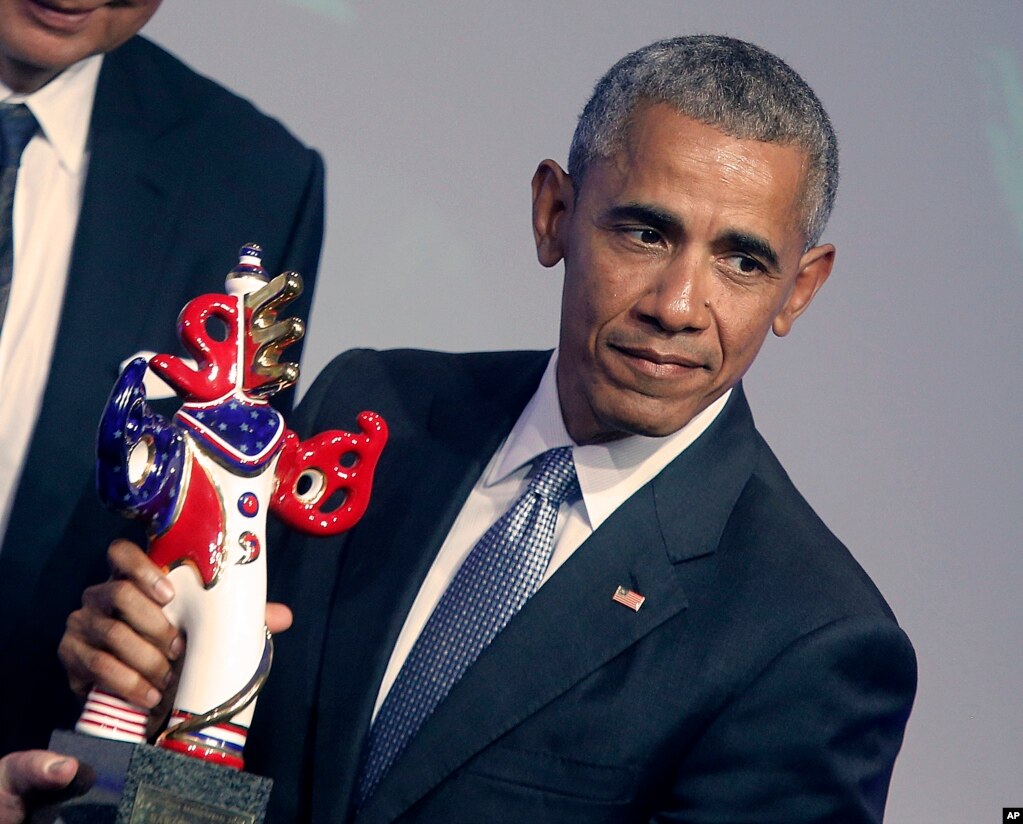 Barack Obama se fait remettre le Prix 2016 des médias allemands, à Baden-Baden, Allemagne, 25 mai 2017. 