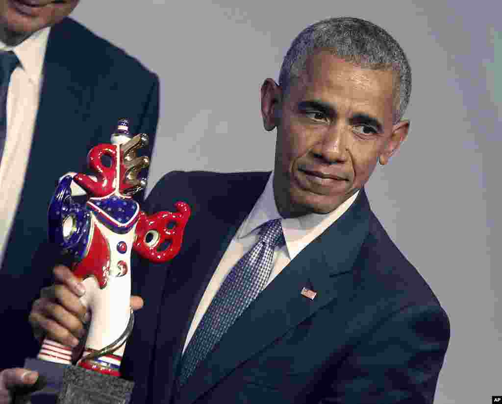 Barack Obama se fait remettre le Prix 2016 des médias allemands, à Baden-Baden, Allemagne, 25 mai 2017.