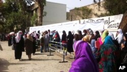 Egyptians line up early for historic election in Cairo, May 23 2012. (E. Arrott/VOA)