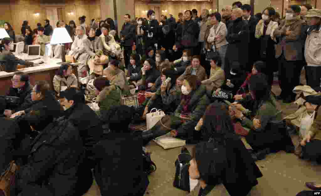 Люди проводят ночь в лобби отеля в связи с отменой движения поездов в токийском метро