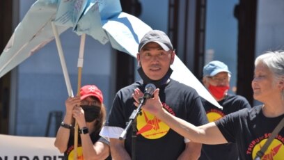Cựu di dân tị nạn chiến tranh Việt Nam Lê Hồng Lâm, tại một buổi tập hợp của Tsuru for Solidarity ờ California nhằm kêu gọi sự ủng hộ của mọi người để xin ân xá từ Thống đốc bang Gavin Newsom trong khi đối mặt với lệnh trục xuất khỏi Mỹ.