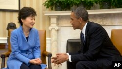 Tổng thống Mỹ Barack Obama và Tổng thống Hàn Quốc Park Geun-Hye trong cuộc họp tại Phòng Bầu dục Tòa Bạch Ốc, ngày 7/5/2013. 