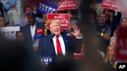 Kandidat presiden AS dari Partai Republik Donald Trump berbicara di sebuah acara kampanye di Akron, Ohio (22/8). (AP/Gerald Herbert)