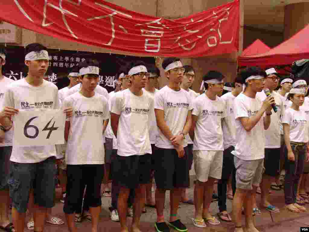 香港学联成员在铜锣湾时代广场完成“八九六四”绝食（美国之音海彦拍摄） 